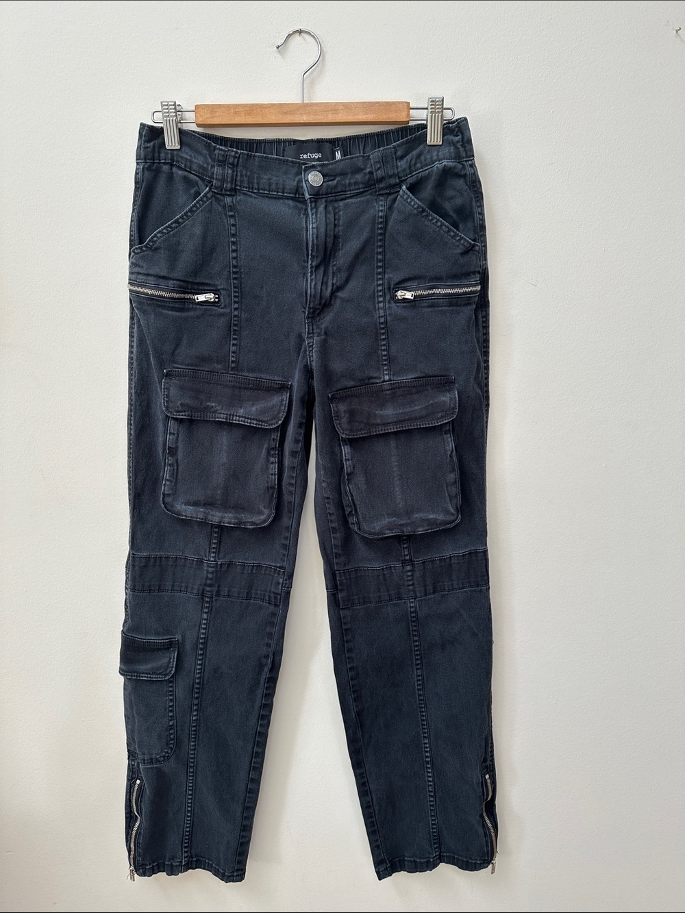 refuge Black Straight-Leg Cargo Pants with Multiple Pockets and Zippers